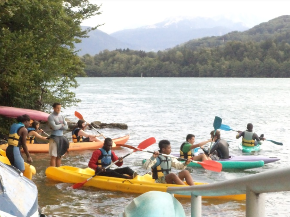 Kayak au lac de Laffrey avec la base nautique Les Forbans