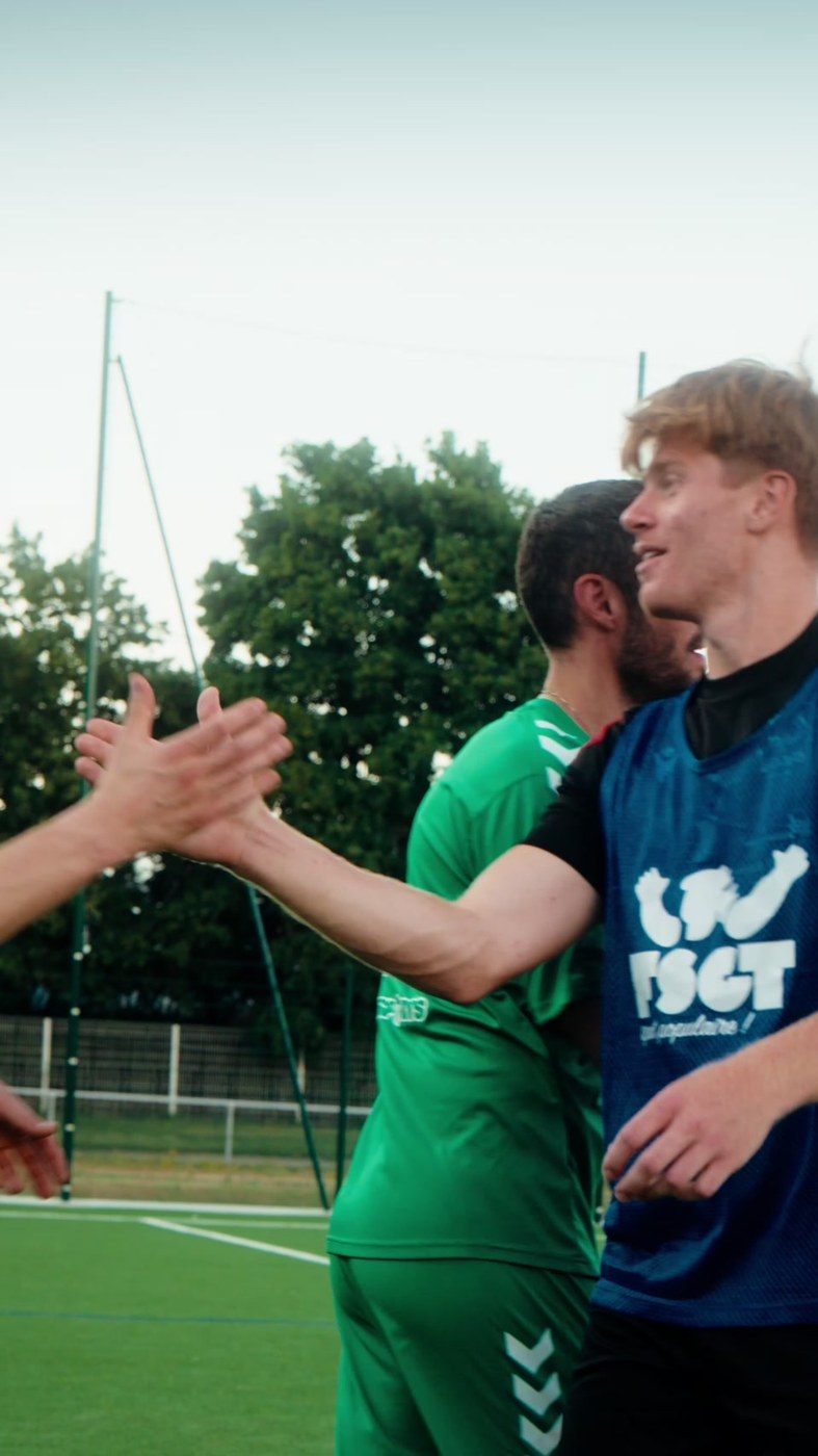 Joueurs de football FSGT se saluant